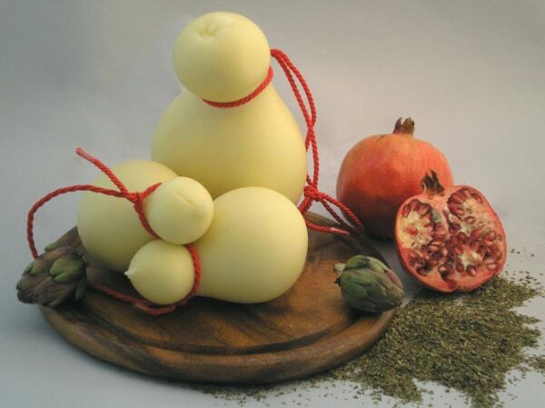 Caciocavallo Bianco del  tipo Podolico detto Impiccato, di Latte di Bufala Campana
